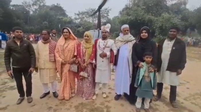 হেলিকপ্টার নিয়ে পাশের গ্রামে বিয়ে করতে গেলেন বর