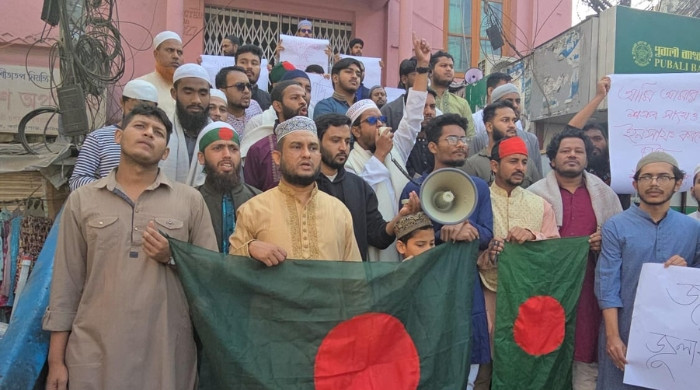 হাদীর হত্যাকারী গ্রেপ্তারের দাবিতে কুমিল্লা নগরীর পূবালী চত্বরে বিক্ষোভ মিছিল