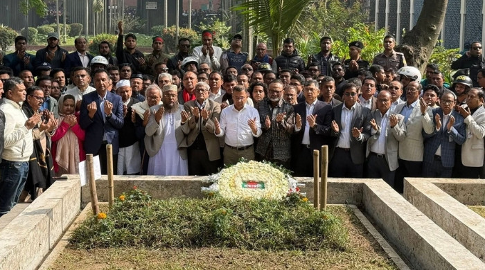 শহীদ ওসমান হাদির কবর জিয়ারত করলেন তারেক রহমান