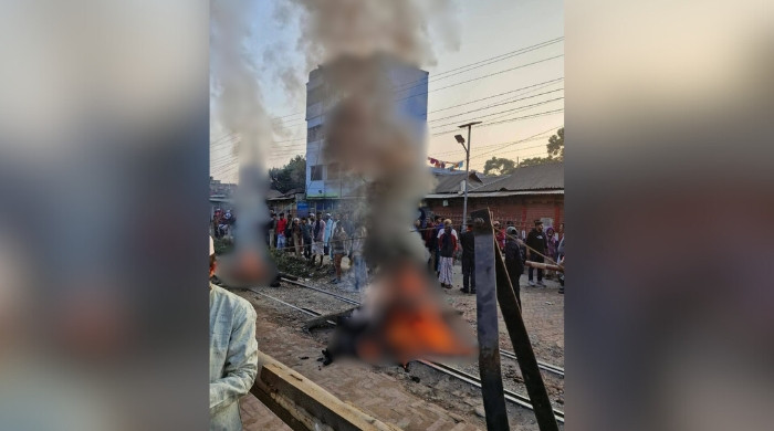 গফরগাঁওয়ে বিএনপির মনোনয়ন ঘোষনার পর বিক্ষুব্ধ জনতা, রেললাইনে আগুন