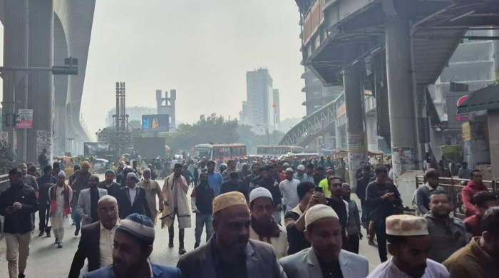 কারওয়ান বাজার থেকে বন্ধ যানচলাচল , হেঁটেই জানাজায় যাচ্ছে মানুষ