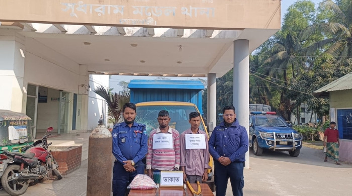 নোয়াখালীতে ডাকাত সর্দার সেলিম ও জয়নাল গ্রেফতার; ক্যাভার্ড ভ্যান ও অস্ত্র উদ্ধার