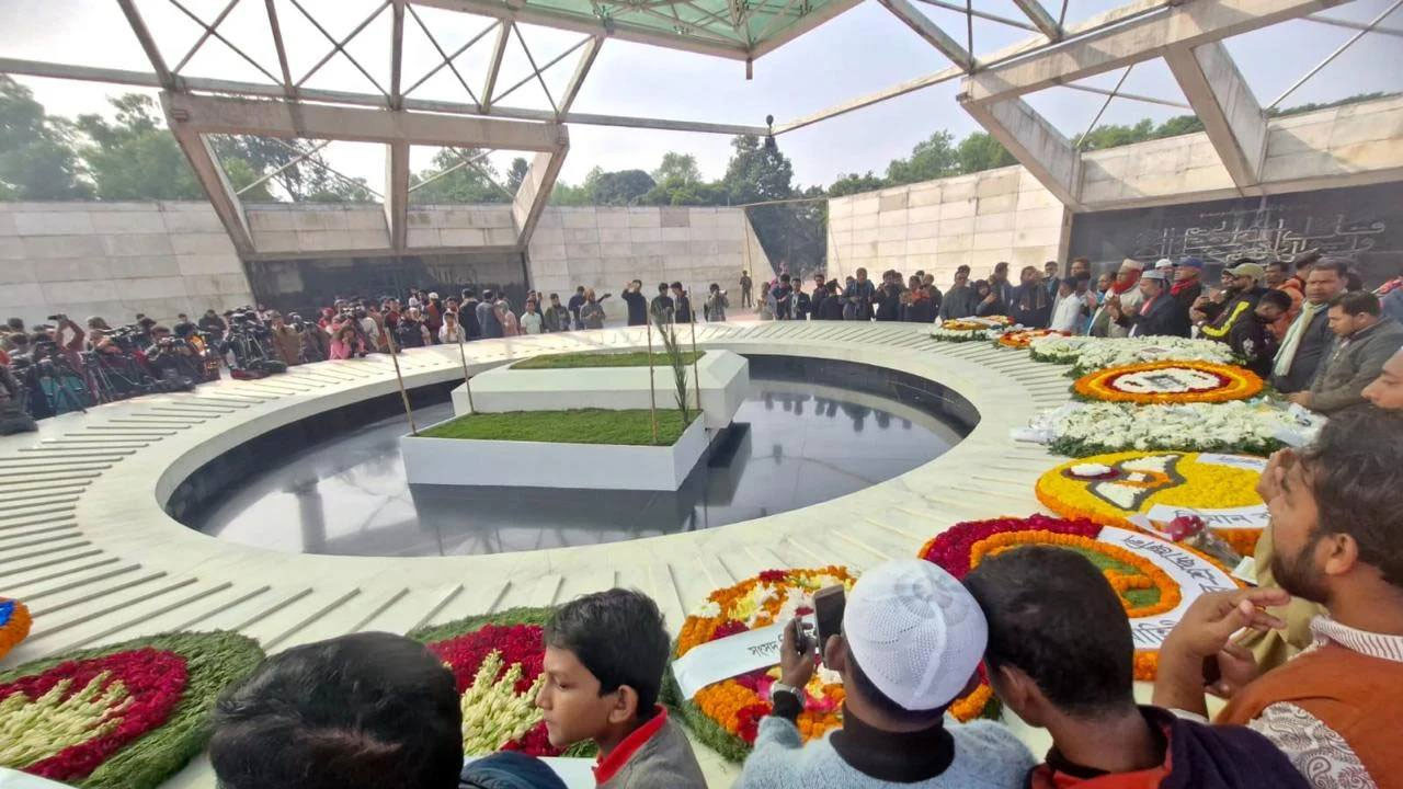 খালেদা জিয়ার কবর জিয়ারতে নেতাকর্মীদের ঢল, ছুটে আসছেন নানা জেলা থেকেও