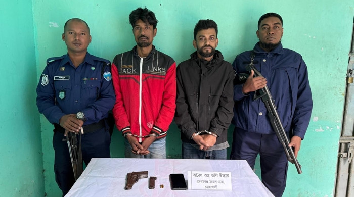 বেগমগঞ্জে আবাসিক হোটেল থেকে বিদেশি পিস্তলসহ গ্রেপ্তার ২