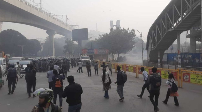 কারওয়ান বাজারে মোবাইল ব্যবসায়ীদের কর্মসূচিতে পুলিশের লাঠিপেটা