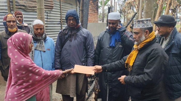 পঞ্চগড়ে অগ্নিকাণ্ডে ক্ষতিগ্রস্ত পরিবারের পাশে জামায়াত