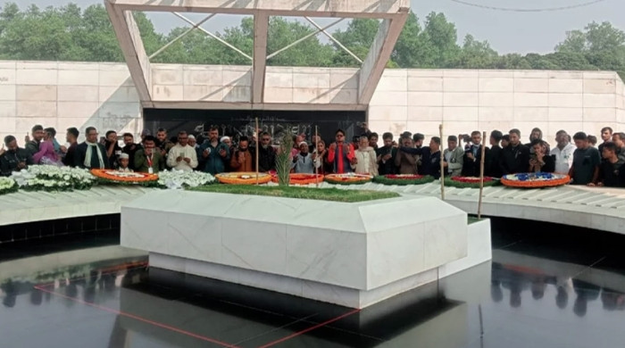 আজও বেগম জিয়ার সমাধিতে মানুষের ভিড়