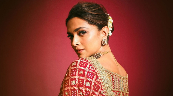 ৪০ এ দীপিকা, ভক্তদের দিলেন বিশেষ চমক