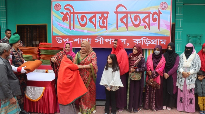 কুড়িগ্রামে হতদরিদ্র ও অসহায় মানুষের মাঝে বিজিবির শীতবস্ত্র বিতরণ