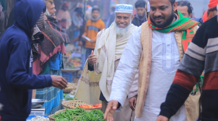 শীতের তীব্রতাকে উপেক্ষা করে শ্রমিক ও দিনমজুরের দ্বারে দ্বারে ড. মোবারক হোসাইন