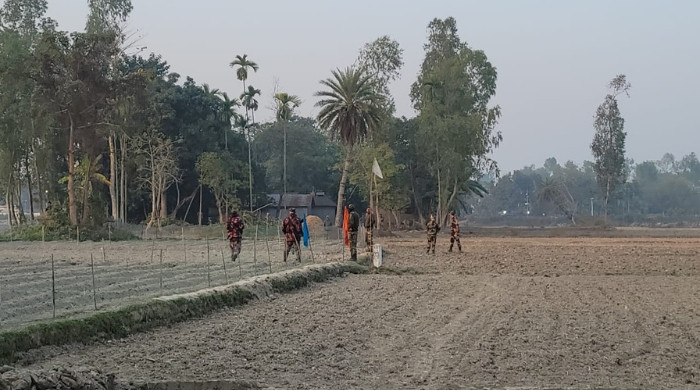 কুড়িগ্রাম সীমান্তে বিএসএফের পাকা সড়ক নির্মাণে বাঁধা, বিজিবি-বিএসএফের পতাকা বৈঠক