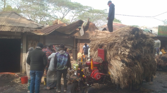 মুকসুদপুরে ভয়াবহ অগ্নিকাণ্ড, ব্যবসায়ীদের কোটি টাকার ক্ষয়ক্ষতি