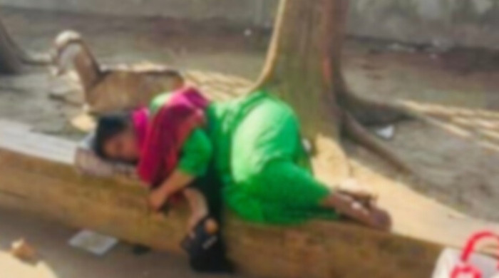 বরিশালে কাফনের কাপড় নিয়ে পার্কে গিয়ে তরুণীর বিষপান