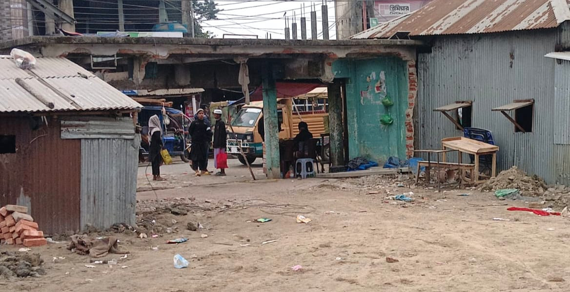 শান্তিগঞ্জের পাথারিয়া বাজরে যাত্রী ছাউনি ভেঙে মালিকানাধীন জায়গায় মাটি ভরাট