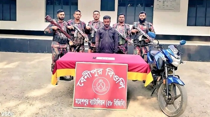 চুয়াডাঙ্গা সীমান্তে ৩টি স্বর্ণের বারসহ পাচারকারী আটক