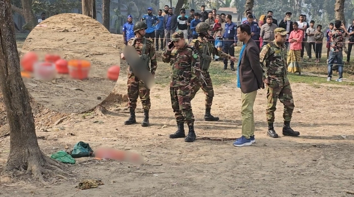 গাজীপুরে পুকুর থেকে ৭টি ককটেল উদ্ধার