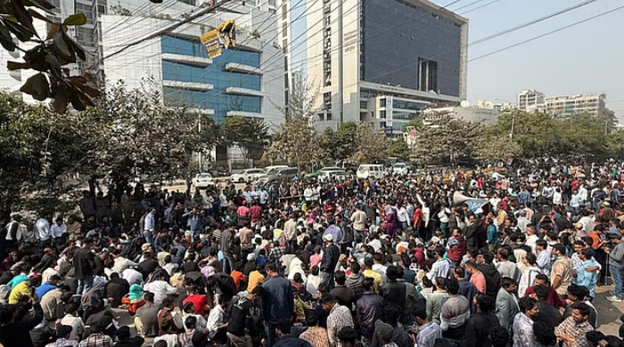 নির্বাচন কমিশনের সামনে ছাত্রদলের বিক্ষোভ, পোস্টাল ব্যালট নিয়ে পক্ষপাতের অভিযোগ