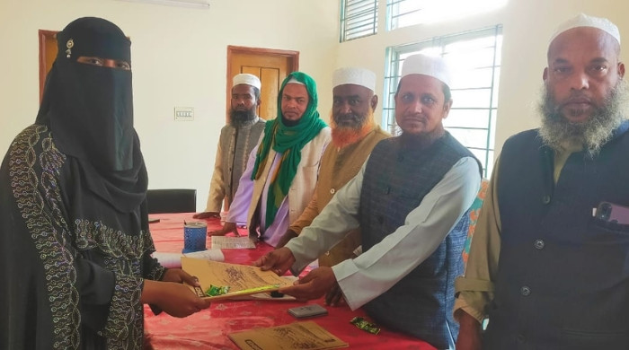 নিয়মিত মাদরাসায় উপস্থিত থাকায় শিক্ষার্থীর মাঝে পুরস্কার প্রদান