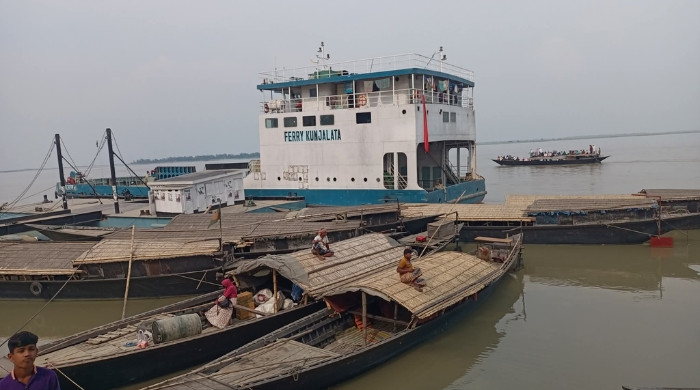 চিলমারী–রৌমারী নৌপথে ৮৫১ দিনের মধ্যে ৪৩২ দিনই বন্ধ ফেরি চলাচল, দুর্ভোগে যাত্রীরা