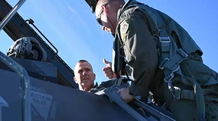 গ্রিনল্যান্ডে সামরিক প্লেন পাঠাল যুক্তরাষ্ট্র, ট্রাম্পের নতুন পদক্ষেপ