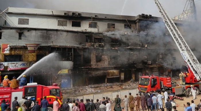 পাকিস্তানে শপিং সেন্টারে আগুন, নিহত বেড়ে ৬০