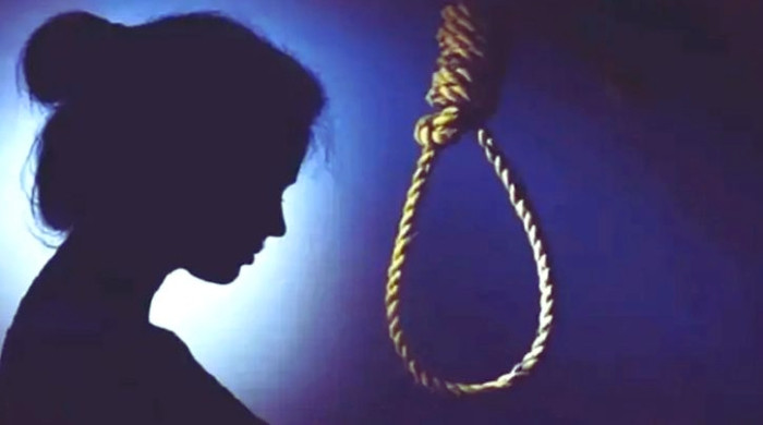 সাতক্ষীরায়  টিকটক করতে বাধা দেওয়ায় গৃহবধূর আত্মহত্যা