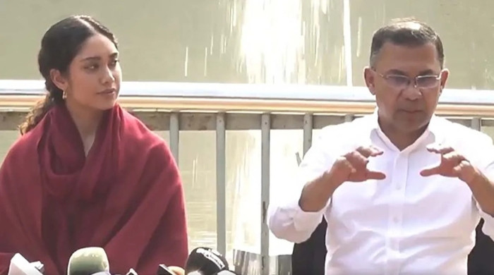 তরুণদের সঙ্গে মতবিনিময় করছেন তারেক রহমান