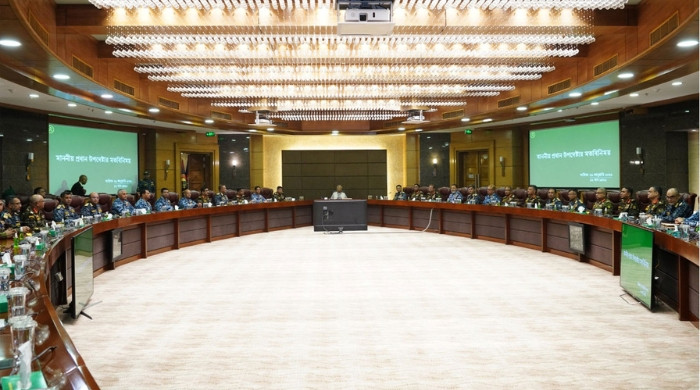 ড. ইউনূসের দিকনির্দেশনা: নিরপেক্ষ নির্বাচনের প্রস্তুতিতে সশস্ত্র বাহিনী