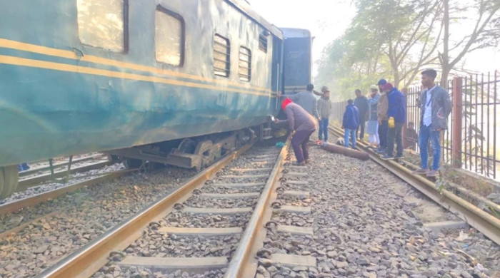 ভৈরবে বগি লাইনচ্যুত, ঢাকা-চট্টগ্রাম-সিলেট ট্রেন চলাচল বন্ধ