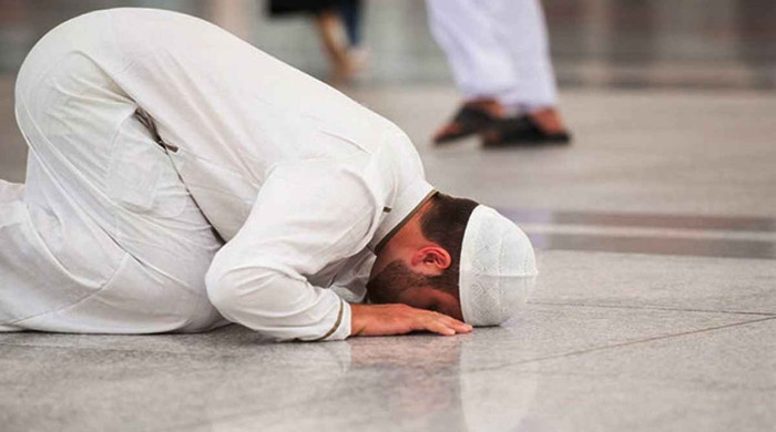 সিজদা থেকে ওঠার সময় হাতে ভর দেওয়া যাবে?