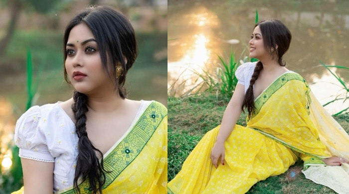 পুকুরপাড়ে হলুদ শাড়িতে স্নিগ্ধতার প্রতিচ্ছবি ভাবনা