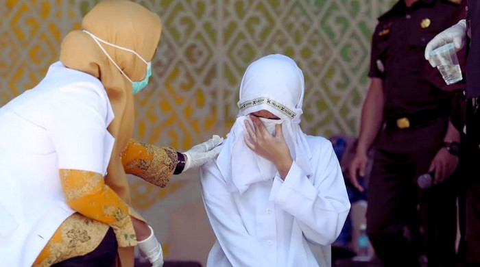 পরকীয়া ও মদ্যপান: ফলাফল, ১৪০ বেত্রাঘাতে অজ্ঞান তরুণী