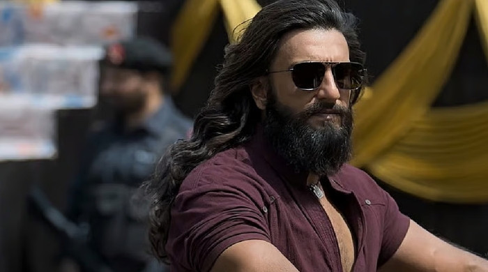 শাহরুখ-আমিরদের পেছনে ফেলে ৪ কোটির ক্লাবে ‘ধুরন্ধর’