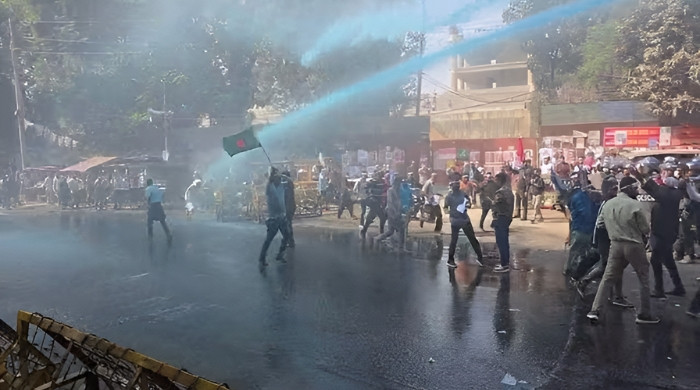 ৯ম পে-স্কেল কার্যকরের দাবিতে সরকারি কর্মচারীদের যমুনা ঘেরাও