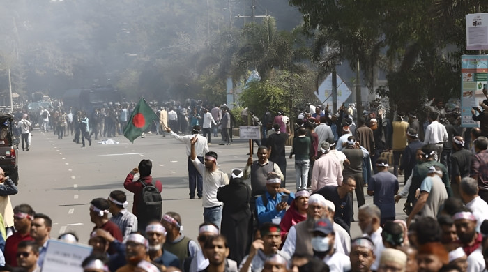যমুনা অভিমুখে মিছিলে লাঠিচার্জ: আহত ৬ কর্মচারী ঢামেকে