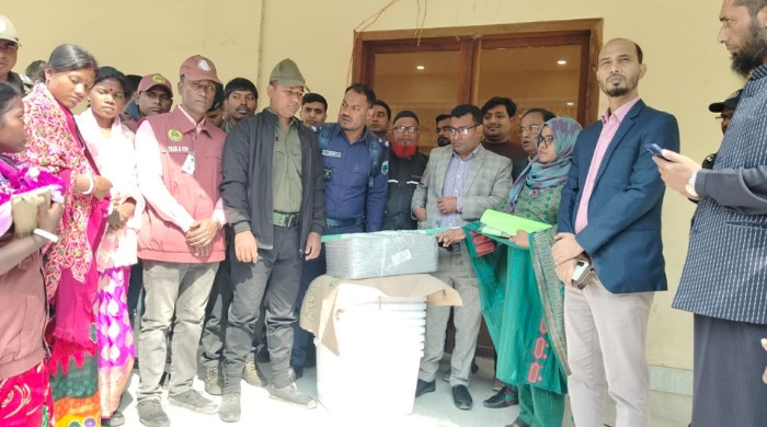 নিয়ামতপুরে কেন্দ্রে কেন্দ্রে যাচ্ছে ভোটের সরঞ্জাম