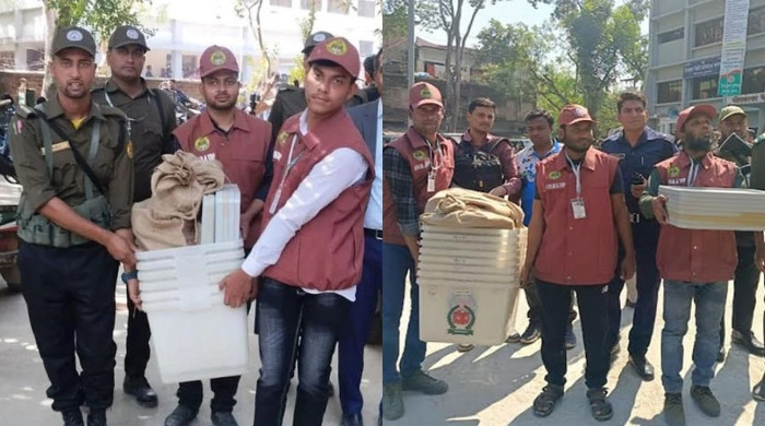 চুয়াডাঙ্গায় দুটি আসনে নির্বাচনী সরঞ্জামাদি প্রদান