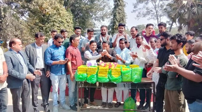 বিএনপি'র জয়ে কুবি শাখা ছাত্রদলের গণ মিষ্টি বিতরণ