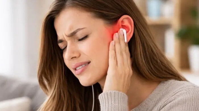 ইয়ারফোন পরিষ্কার না করলে কানে ইনফেকশন হতে পারে