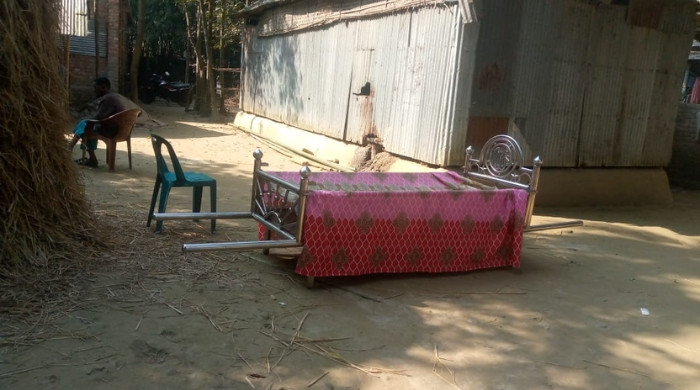 জমি নিয়ে বিরোধের জেরে বাবার দাফন আটকে দিল সন্তানরা