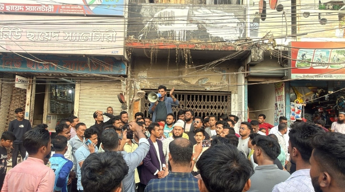 নোয়াখালীতে আওয়ামী লীগের অফিস খুলে ব্যানার টানাতে গিয়ে আটক ৫