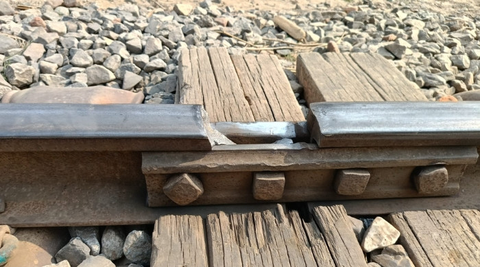 চুয়াডাঙ্গা রেললাইনের অংশ ভেঙে ঝুকিপূর্ণ ট্রেন চলাচল, বড় দুর্ঘটনার আশঙ্কা