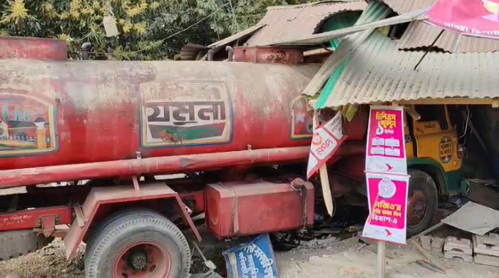 নোয়াখালীতে তেলবাহী লরি চাপায় ব্যবসায়ীর মৃত্যু, আহত ২