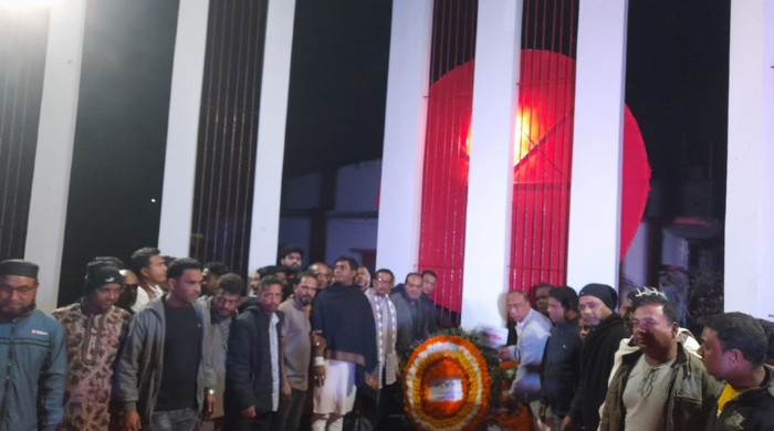 দামুড়হুদায় ভাষা শহীদদের স্মরণে শহীদ মিনারে মানুষের ঢল