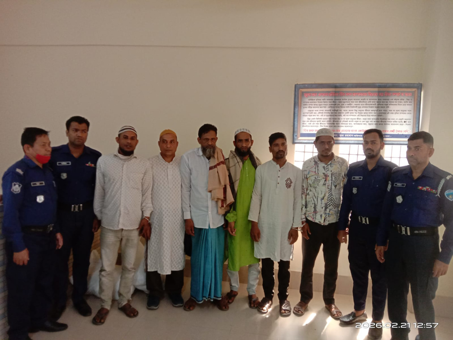 শহিদ মিনারে ফুল দিতে গিয়ে আটক ৬ আ.লীগ কর্মী