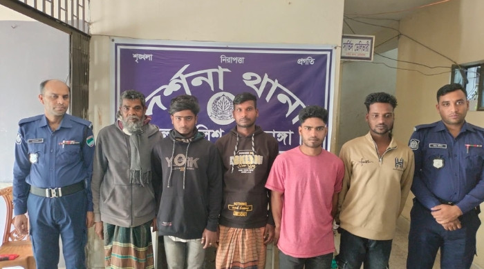 দর্শনায় পুলিশের অভিযান, নারীসহ ওয়ারেন্টভুক্ত ৬ আসামি গ্রেপ্তার