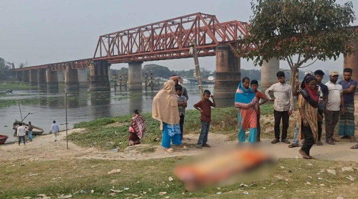 ট্রেনের ধাক্কায় অজ্ঞাত নারীর মৃত্যু