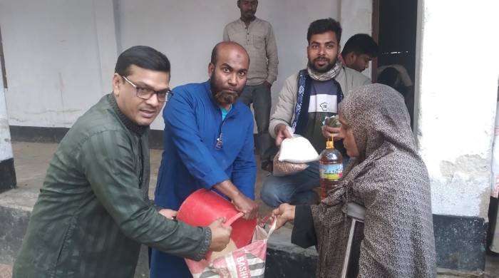 চুয়াডাঙ্গার হাউলী ইউনিয়ন পরিষদে টিসিবি পণ্য ও ভি ডব্লিউ বি চাউল  বিতরণ