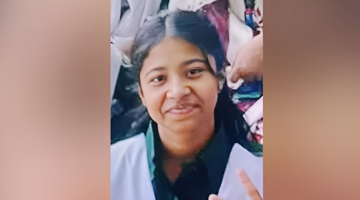 রাজধানীর রায়ের বাজার এলাকায় বাসার সামনে  স্কুল ছাত্রীকে কুপিয়ে হত্যা