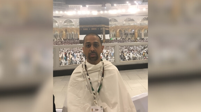 পরিবারসহ উমরাহ পালনে সৌদি আরবে ড. জাহিদ আহমেদ চৌধুরী